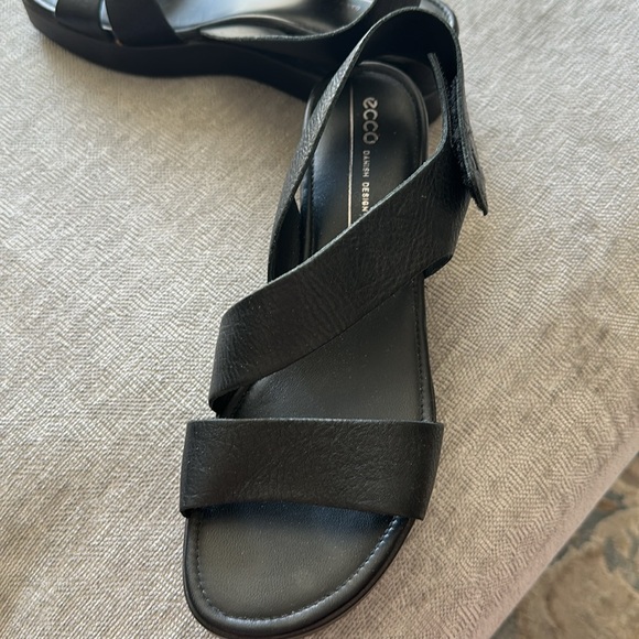 Ecco 39/8 Two Strap Black Sandal - Picture 2 of 8